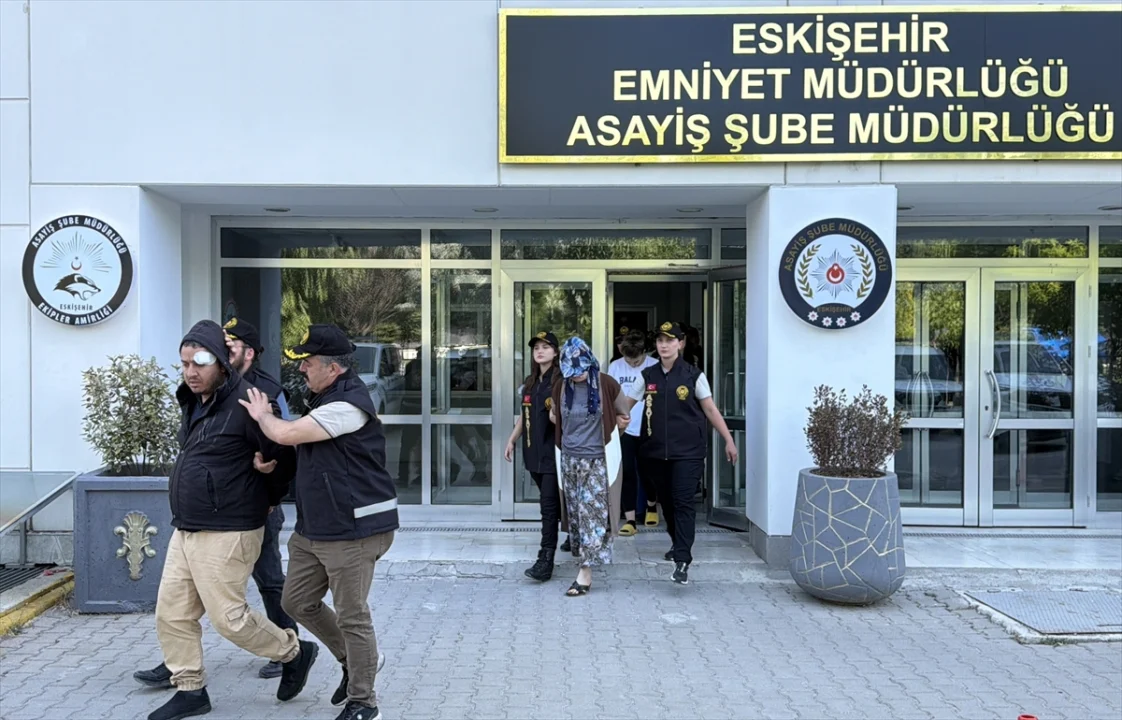 GÜNCELLEME - Eskişehir'de 1'i polis 11 kişinin yaralandığı kavgaya ilişkin yakalanan 18 zanlıdan 5'i tutuklandı