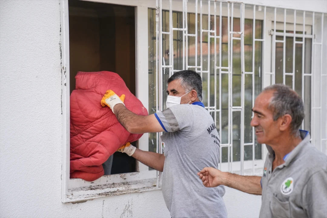 Ankara'daki evden bir kamyon çöp ve atık malzeme çıkarıldı
