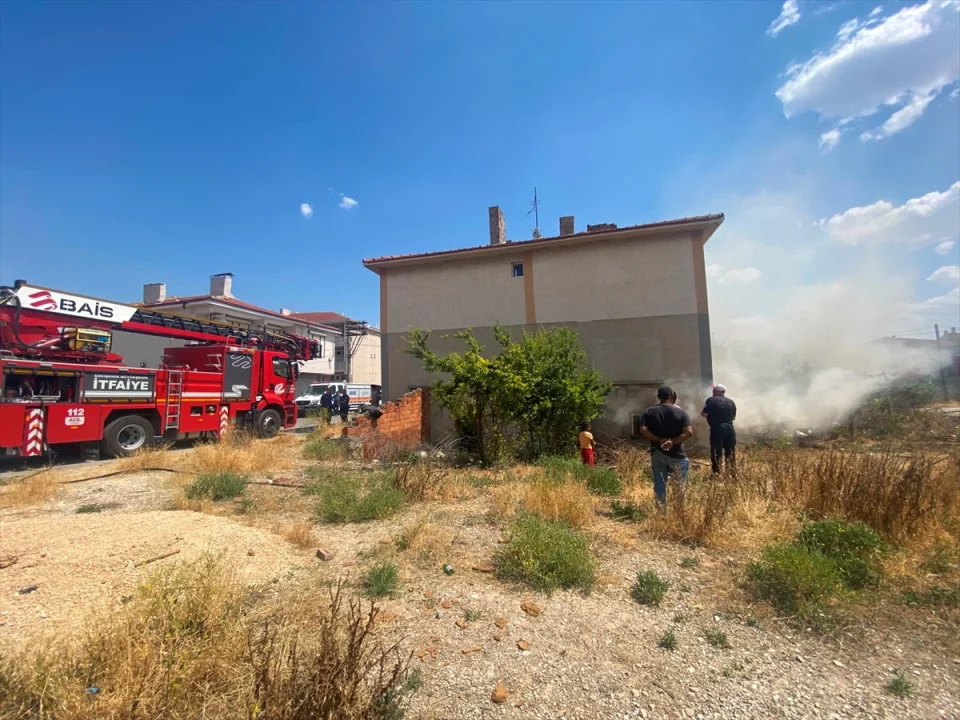 Eskişehir'de 2 katlı müstakil evin bodrum katında çıkan yangın söndürüldü