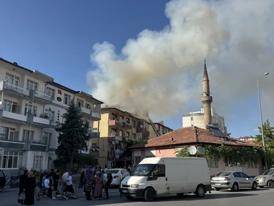 Kayseri'de apartmanın çatısında çıkan yangın hasara neden oldu