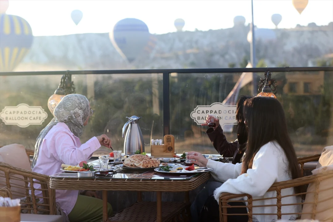 Kapadokya'da balon manzarası, kahvaltıyı turizm ürününe dönüştürdü