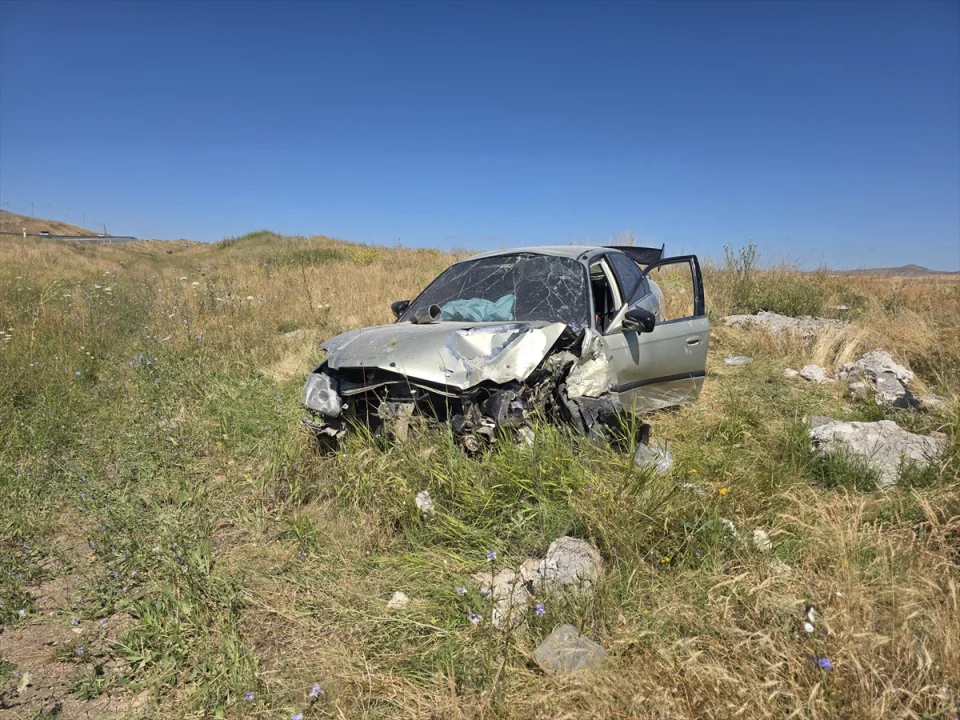 Sivas'ta şarampole devrilen otomobildeki 3 kişi yaralandı