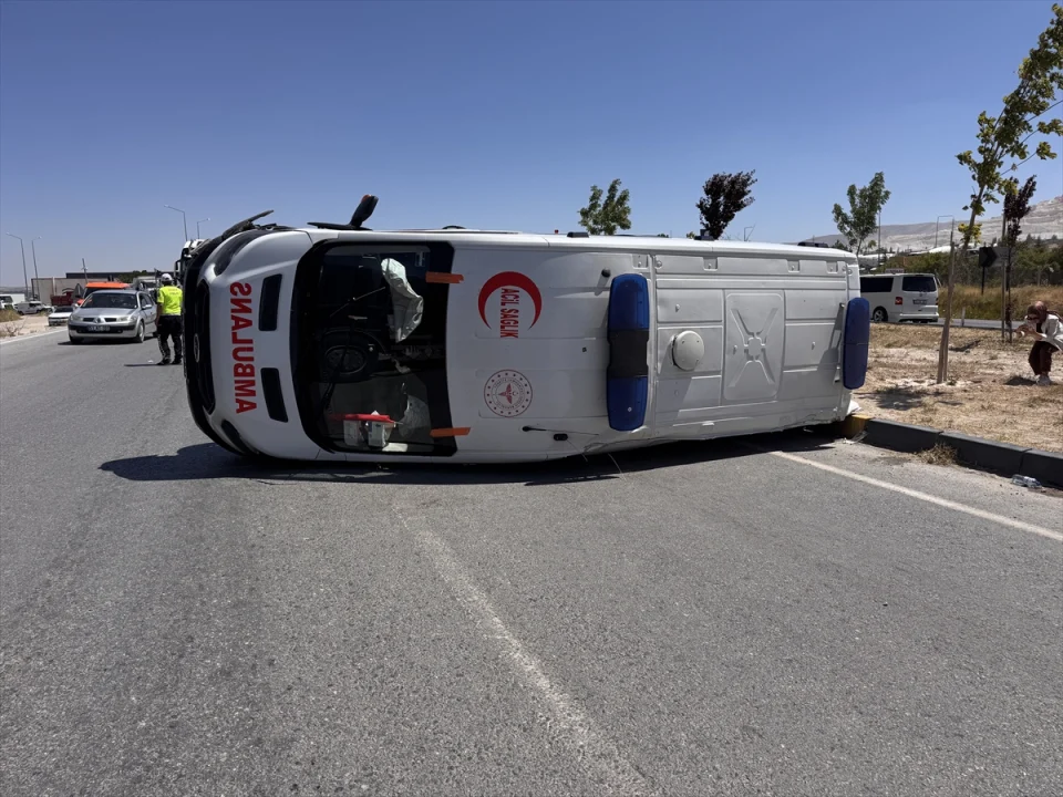 Niğde'de ambulans ile otomobilin çarpıştığı kazada 5 kişi yaralandı