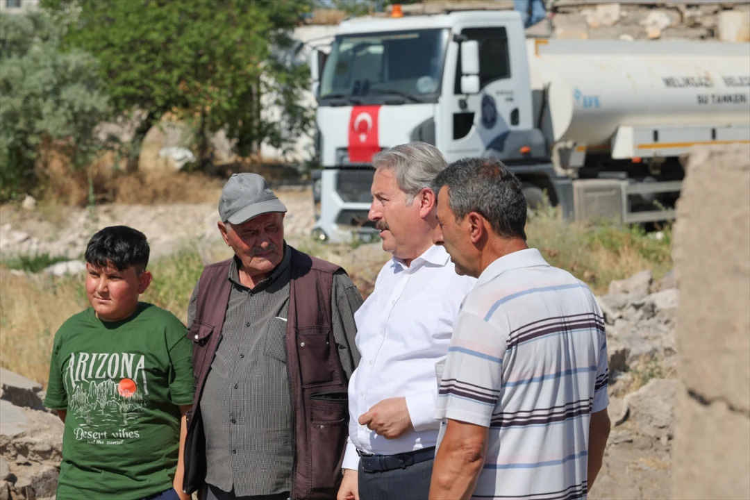 Melikgazi'de yeni konutların inşası için eski binaların yıkımı sürüyor