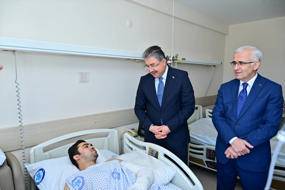 Eskişehir Valisi Yılmaz kazada yaralanan 3 itfaiyeciyi hastanede ziyaret etti