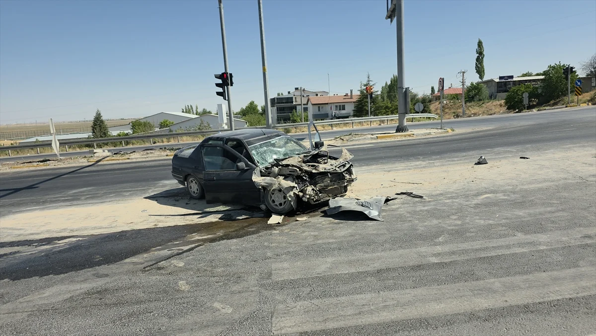 Aksaray'da vinç ile çarpışan otomobildeki 3 kişi yaralandı