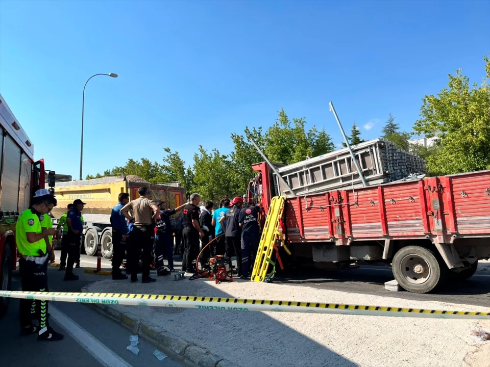 Aksaray'da hafriyat kamyonuna çarpan kamyonetteki 2 kişi ağır yaralandı
