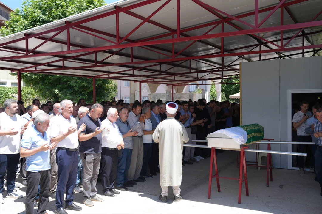 Çubuk'ta şehidin vefat eden annesinin cenazesi toprağa verildi
