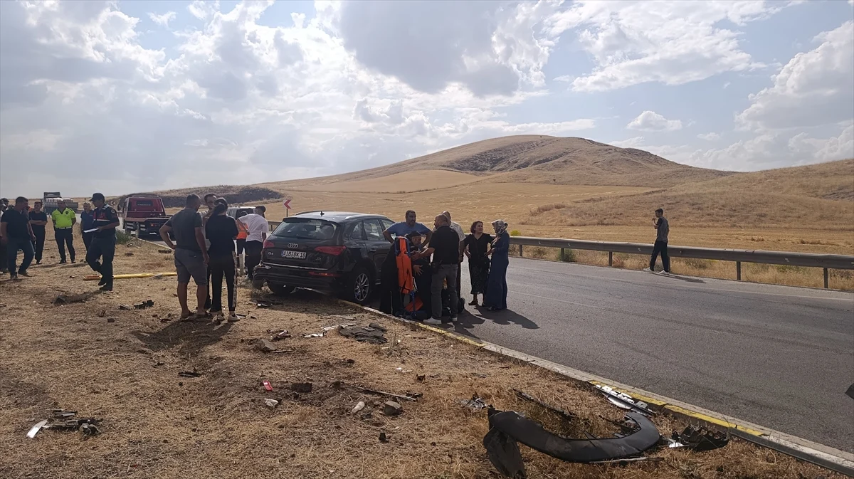 Sivas'ta iki otomobil çarpıştı, 1 kişi öldü, 8 kişi yaralandı