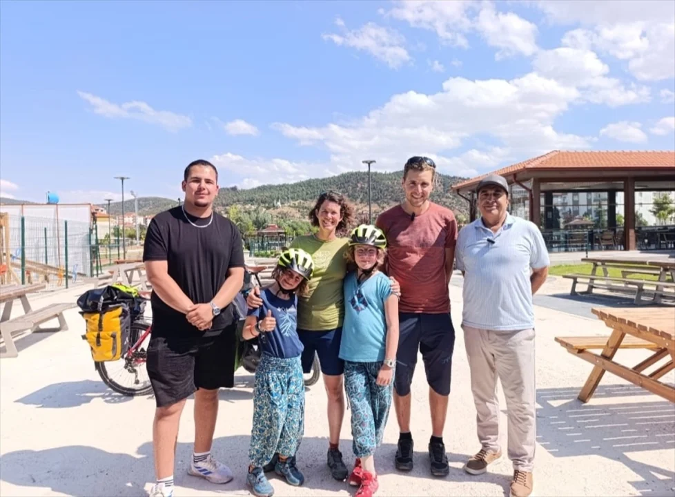 Bisikletleriyle dünya turuna çıkan İsviçreli aile Ankara'da mola verdi