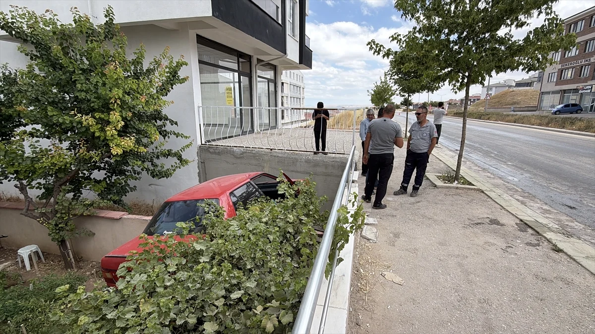 Eskişehir'de zeytinyağı dökülen yolda 2 otomobil hasarlı kaza yaptı