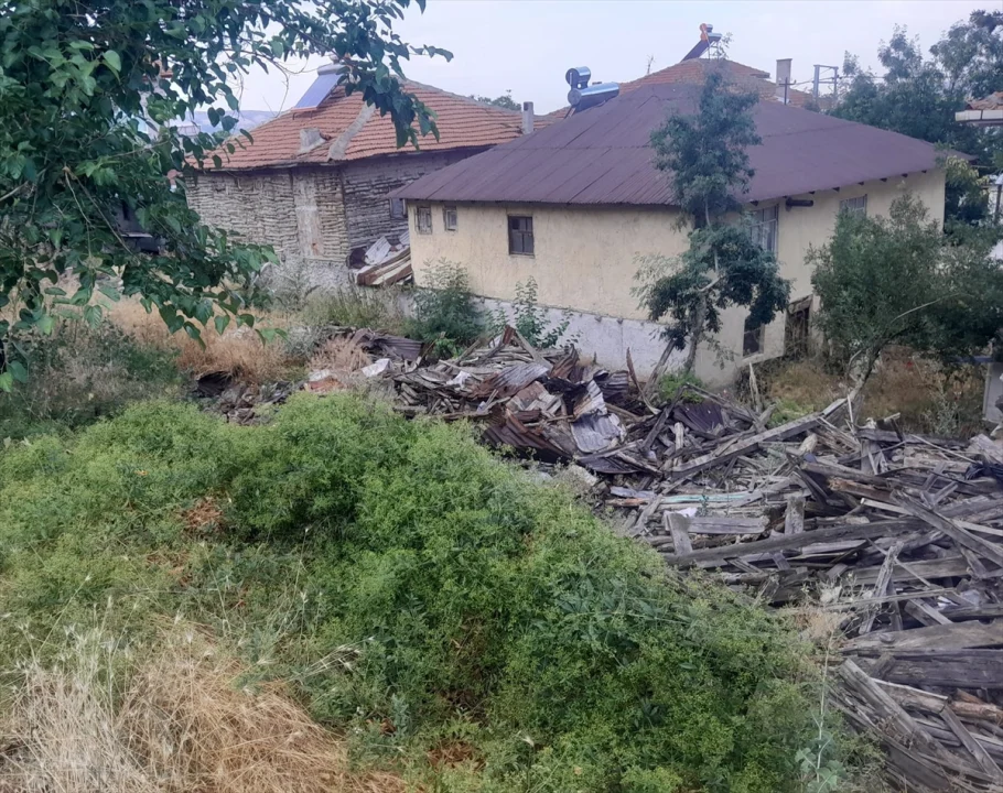 Beypazarı'nda metruk evlerin yıkımı yapıldı