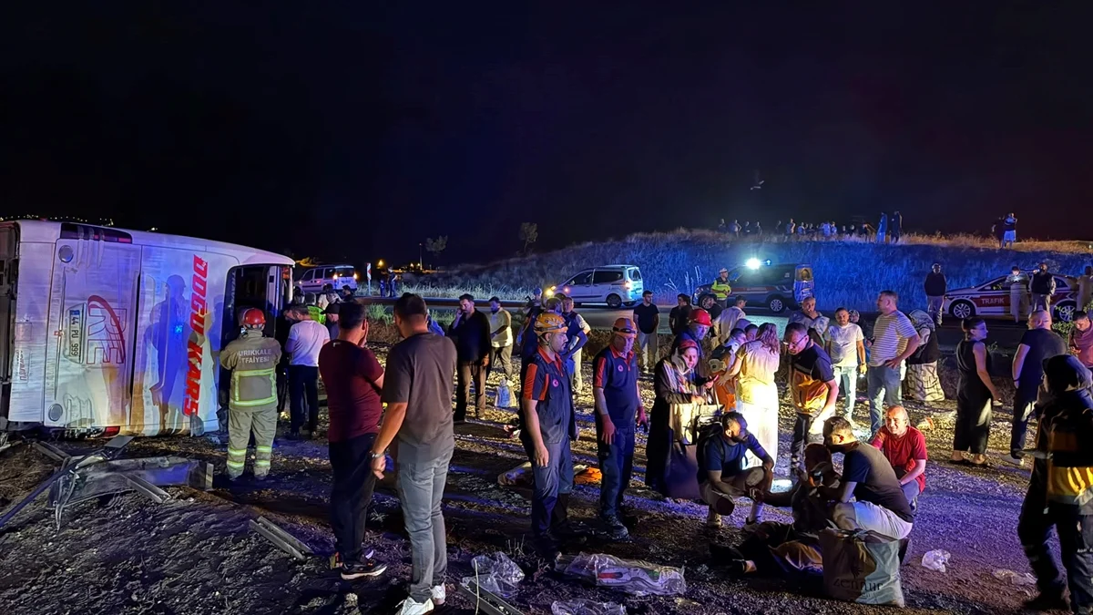 Kırıkkale'de devrilen yolcu otobüsündeki 10 kişi yaralandı