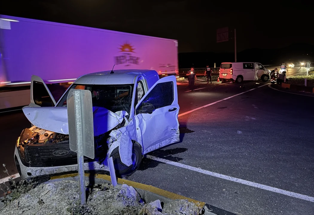Nevşehir'de minibüs ile hafif ticari araç çarpıştı, 5 kişi yaralandı