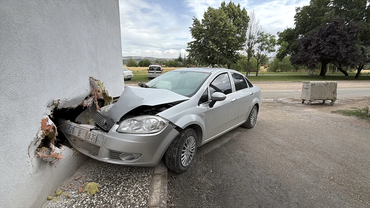 Eskişehir'de apartmanın duvarına çarpan otomobildeki 3 kişi yaralandı