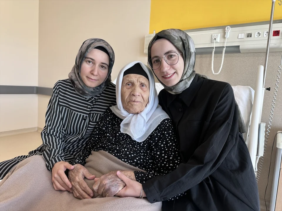 96 yaşındaki kadın rahim kanseri ameliyatıyla şikayetlerinden kurtuldu