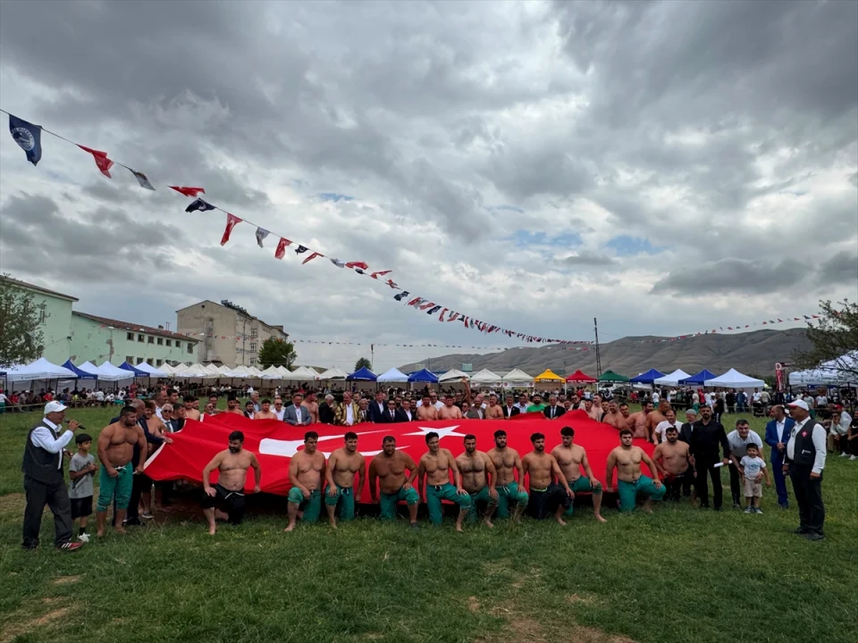 Yıldızeli'nde 19. Geleneksek Karakucak Güreşleri Kültür Festivali ve Şenlikleri yapıldı