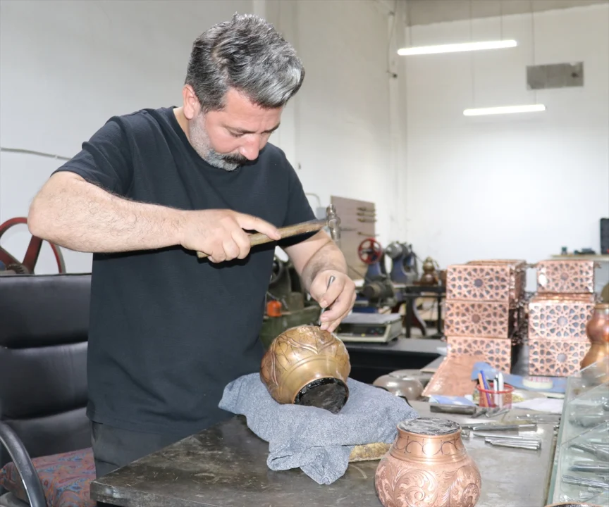 Bakır ustasının çelik uçlu kalemlerle şekil verdiği ürünler yurt dışından talep görüyor