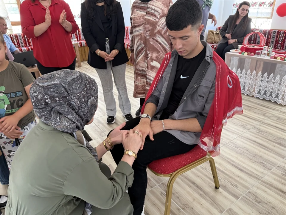 Yozgat'ta otizmli gence asker kınası yakıldı