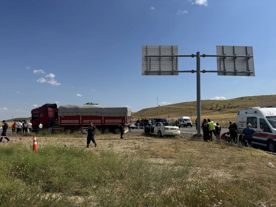 Çankırı'da tır ile otomobilin çarpıştığı kazada 3 kişi öldü, 2 kişi yaralandı