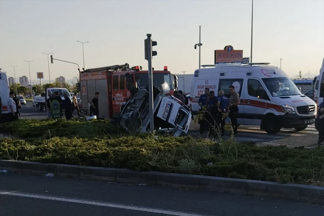 Kayseri'de otomobil ile hafif ticari aracın çarpıştığı kazada 4 kişi yaralandı