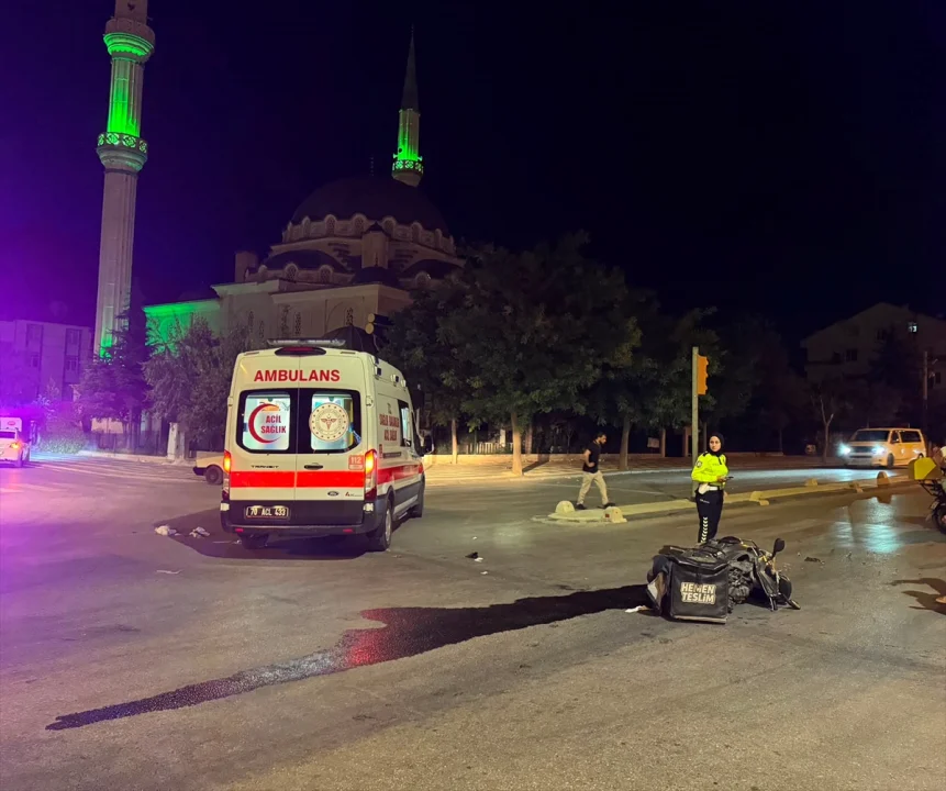 Karaman'da otomobille çarpışan motokurye ağır yaralandı