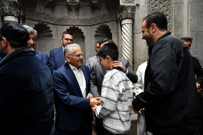 Vali Çiçek ve Büyükşehir Belediye Başkanı Büyükkılıç vatandaşlarla bayramlaştı