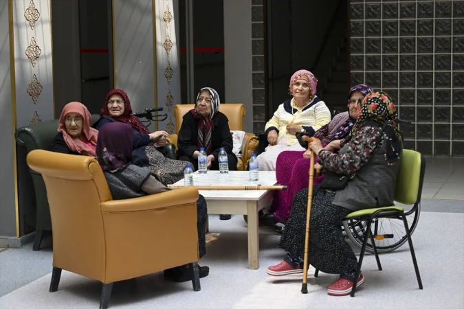 Ankara'da huzurevindeki yaşlılar, Kurban Bayramı'nı ziyaretçiler ve yakınlarıyla kutladı