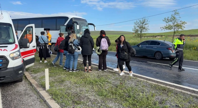 Aksaray'da refüje çarpan tur otobüsündeki 16 kişi yaralandı