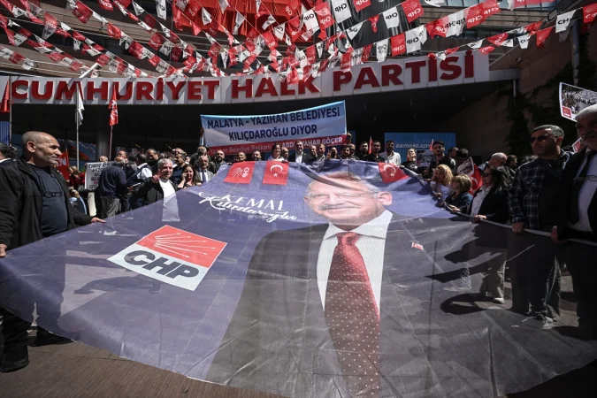 CHP'deki "Halkla Bayramlaşma" programı dolayısıyla partililer genel merkeze gelmeye başladı