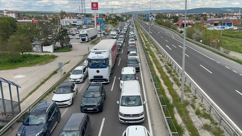 D-100 kara yolunun Çankırı kesiminde bayram dönüşü trafik yoğunluğu sürüyor