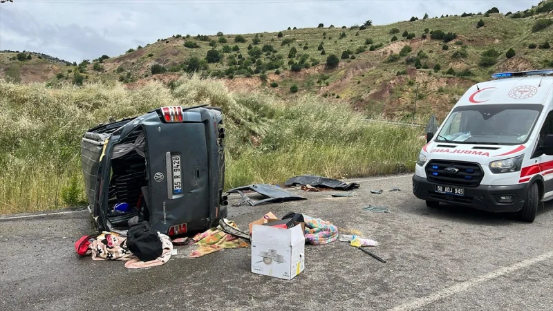 Sivas'ta devrilen otomobildeki 5 kişi yaralandı