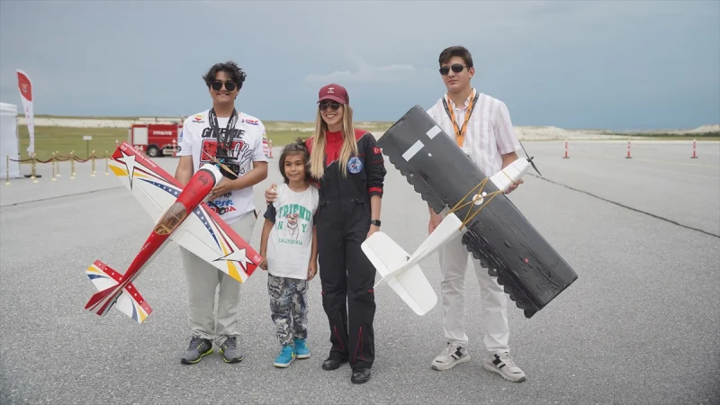 Akrobasi pilotu Şener, Radyo Kontrollü Model Araç Festivali'nde gösteri yaptı