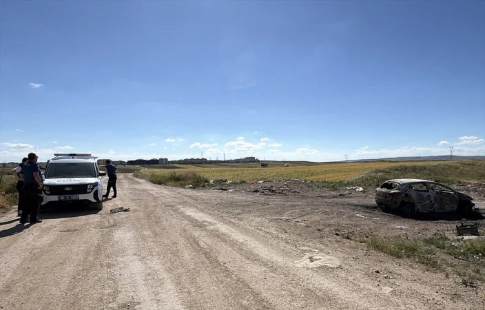 Eskişehir’de bir kişi, tartıştığı eşinin otomobilini ateşe verdi