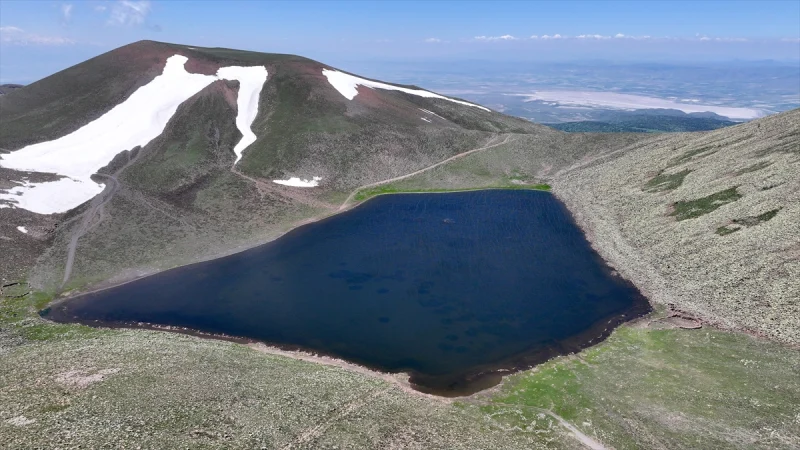 Erciyes Dağı'nın eteklerindeki Sarıgöl kar sularıyla doldu
