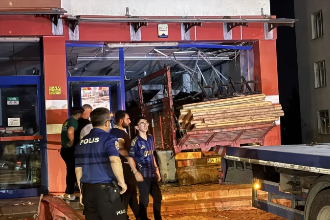 Konya'da kamyonun markete girdiği kazada sürücü ağır yaralandı