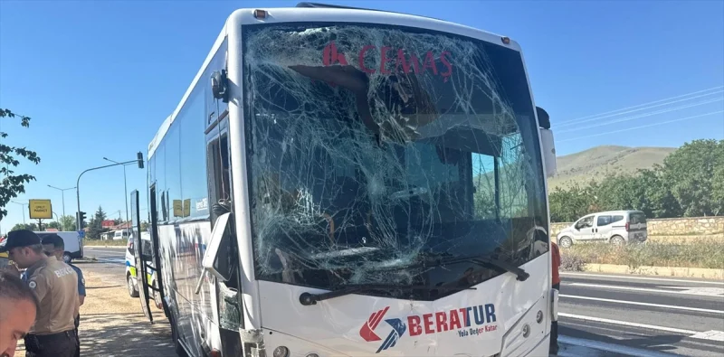 Kırşehir'de işçi servislerinin karıştığı kazada 17 kişi yaralandı