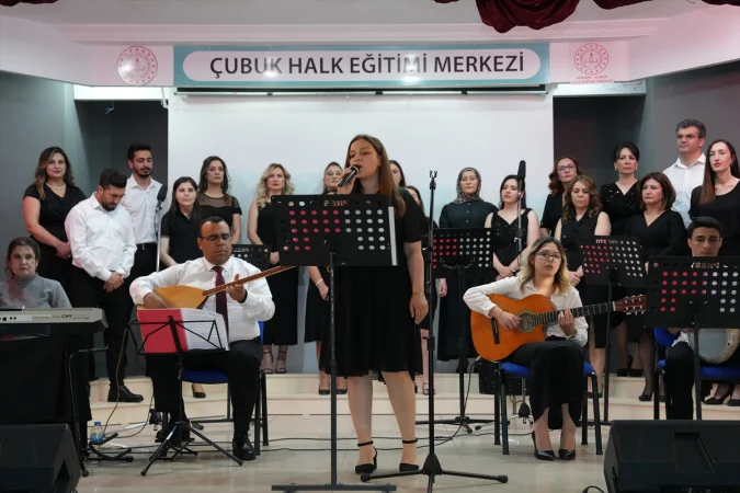 Ankara'da "Öğretmenler Korosu" konser verdi