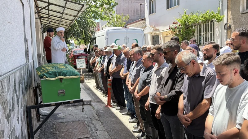 Eskişehir'de trafik kazasında ölen kadının cenazesi defnedildi