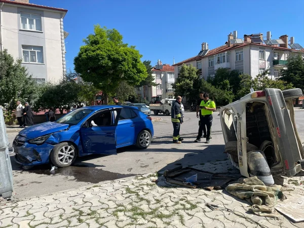 Konya'da iki otomobilin çarpıştığı kazada 3 kişi yaralandı