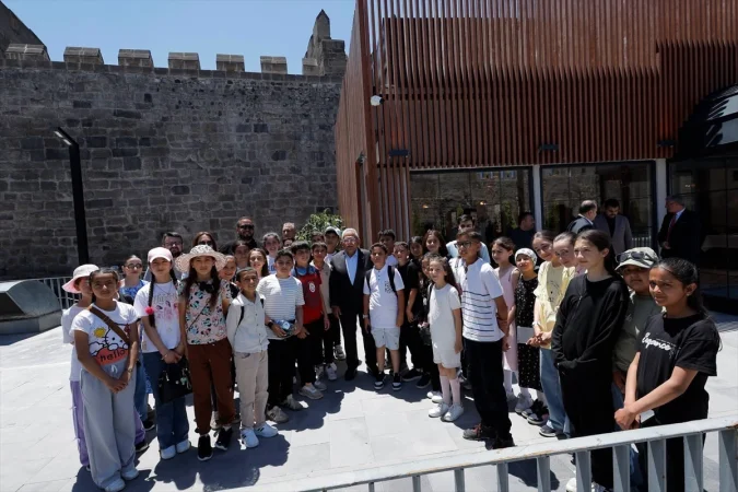Başkan Büyükkılıç, tarihi Kayseri Kalesi'nde çocuklar ve vatandaşlarla buluştu