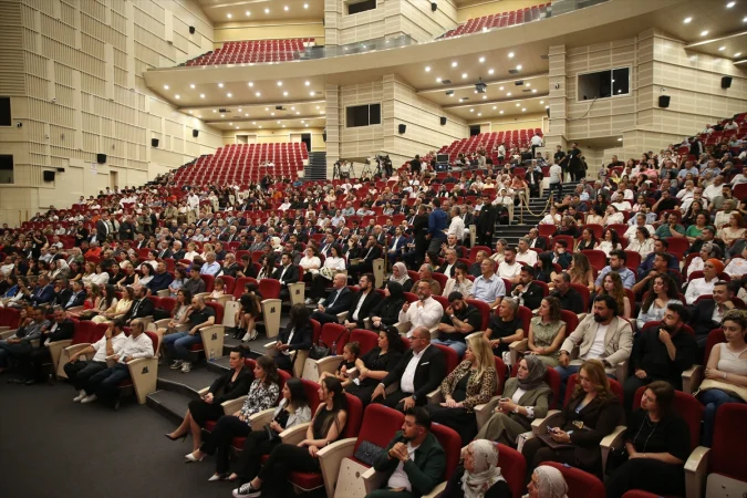 Devlet Tiyatroları Genel Müdürü Tamer Karadağlı'ya Kayseri'de ödül verildi