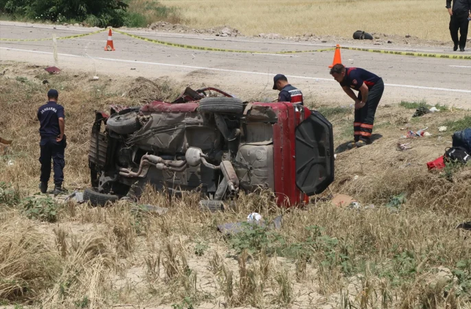 Çankırı'da hafif ticari araç ile otomobil çarpıştı, 3 kişi öldü, 4 kişi yaralandı