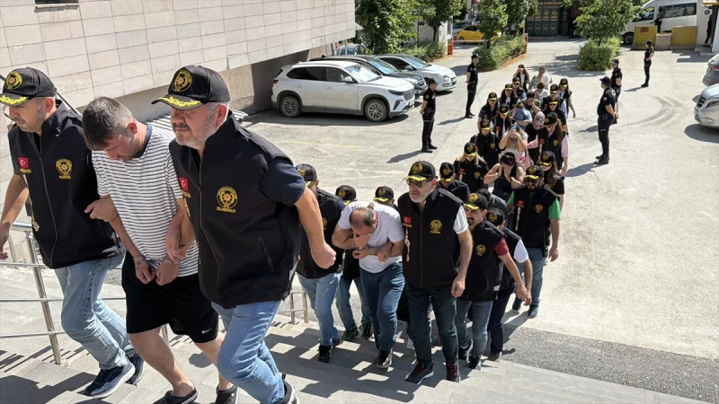 GÜNCELLEME - Eskişehir merkezli dolandırıcılık operasyonunda yakalanan 12 zanlıdan 10'u tutuklandı