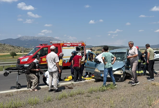 Konya'da hafif ticari araç ile otomobilin çarpıştığı kazada 5 kişi yaralandı
