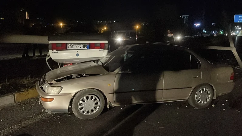 Sivas'ta çarpışan iki otomobildeki 6 kişi yaralandı