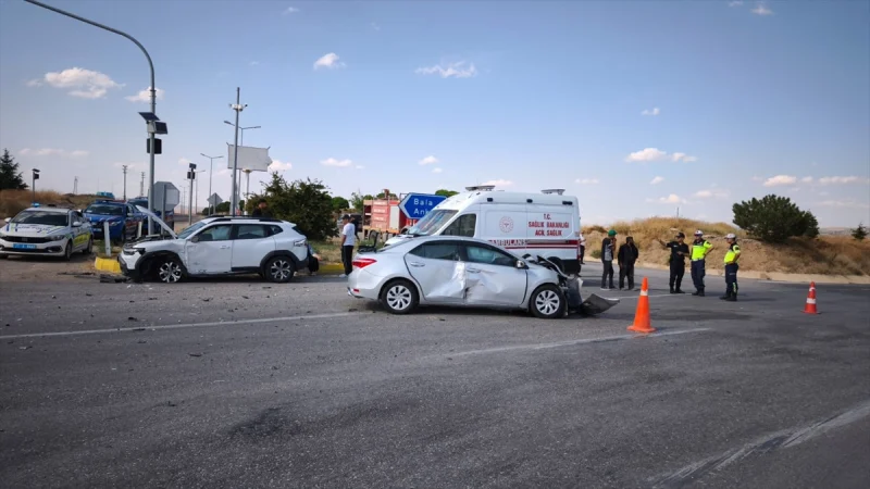 Kırıkkale'de iki otomobilin çarpıştığı kazada 6 kişi yaralandı