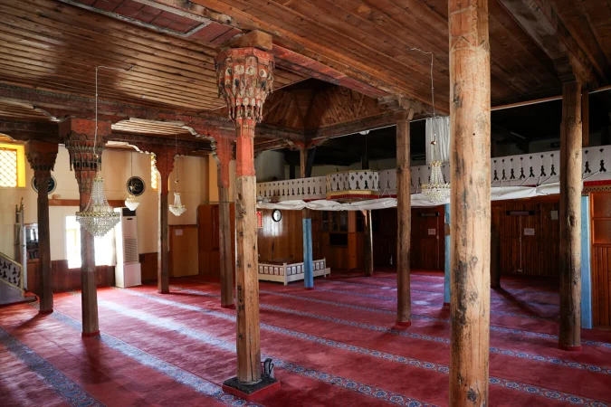 Konya'daki 661 yıllık cami ahşap işçiliğiyle dikkati çekiyor