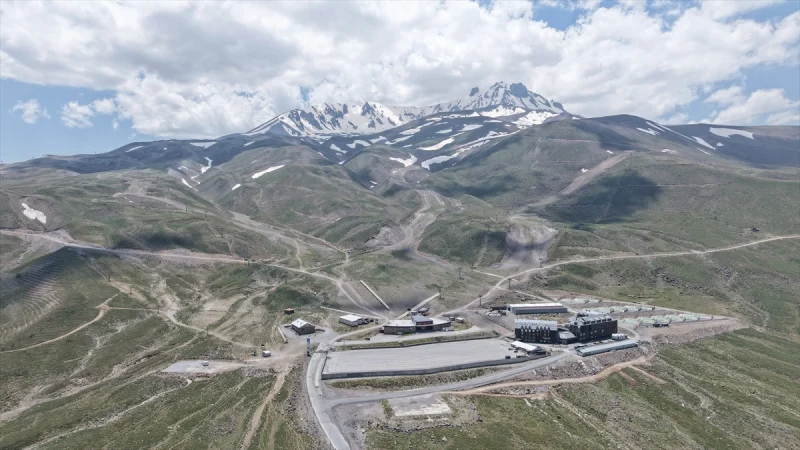 Erciyes'teki 27 bin metrelik teleferik ve telesiyej halatlarının "röntgen"i çekiliyor