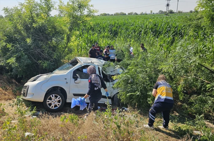 Aksaray'da şarampole devrilen hafif ticari araçtaki 3 kişi öldü, 1 kişi ağır yaralandı
